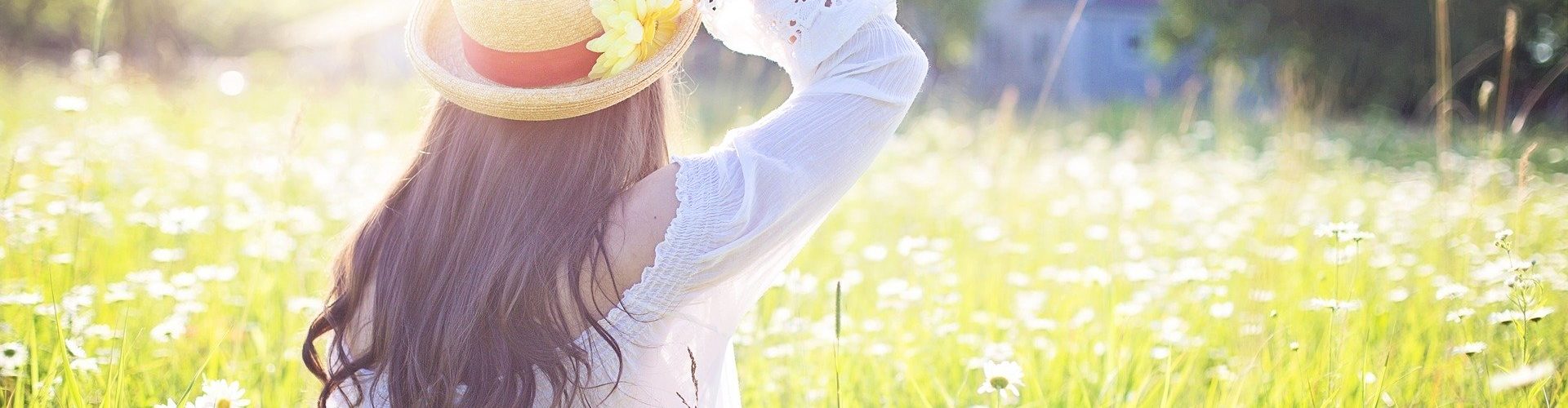 Foto von einem Mädchen sitzend in der Wiese